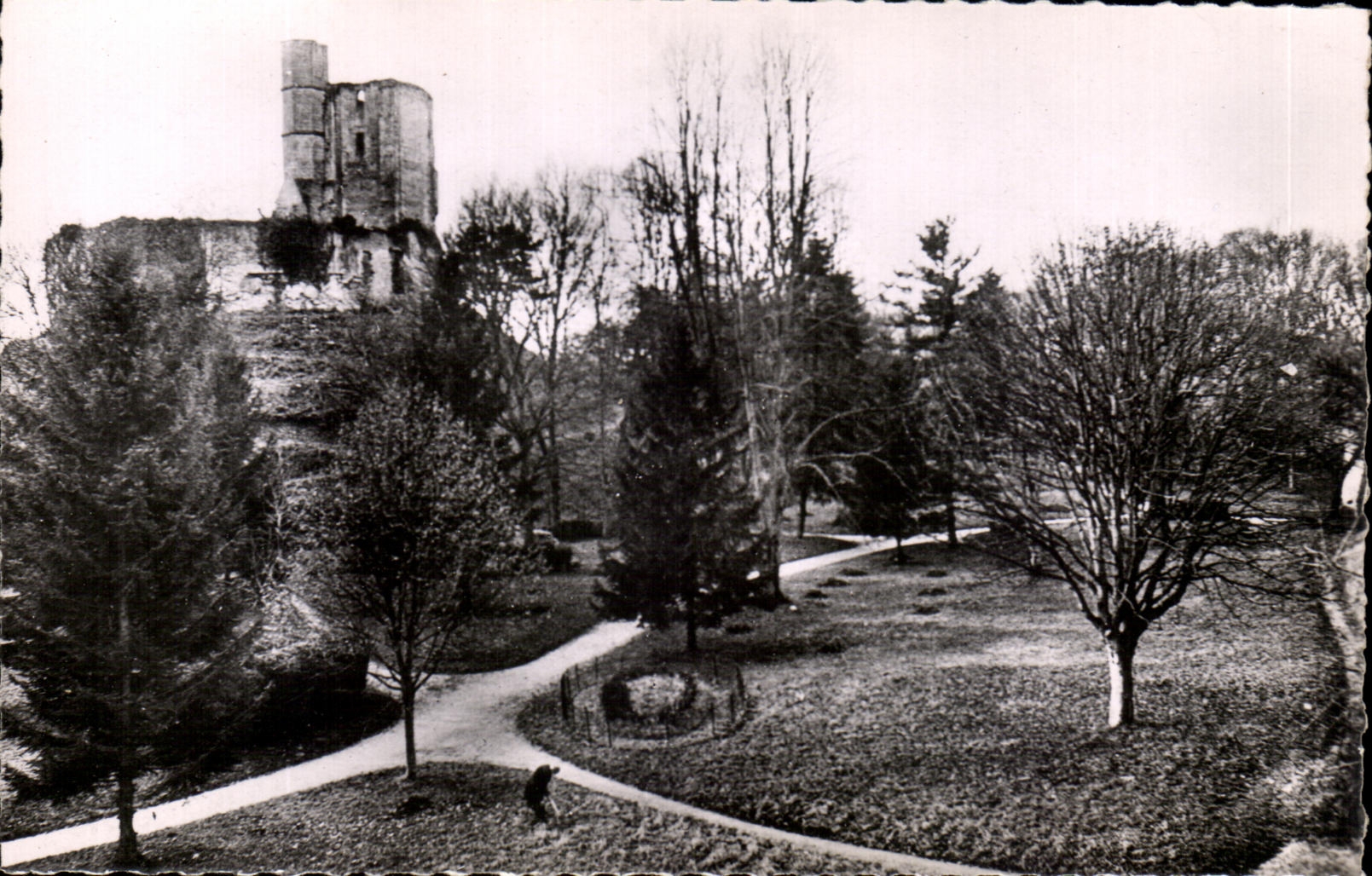 CPSM Gisors La Tour Saint Thomas et Le Jardin public