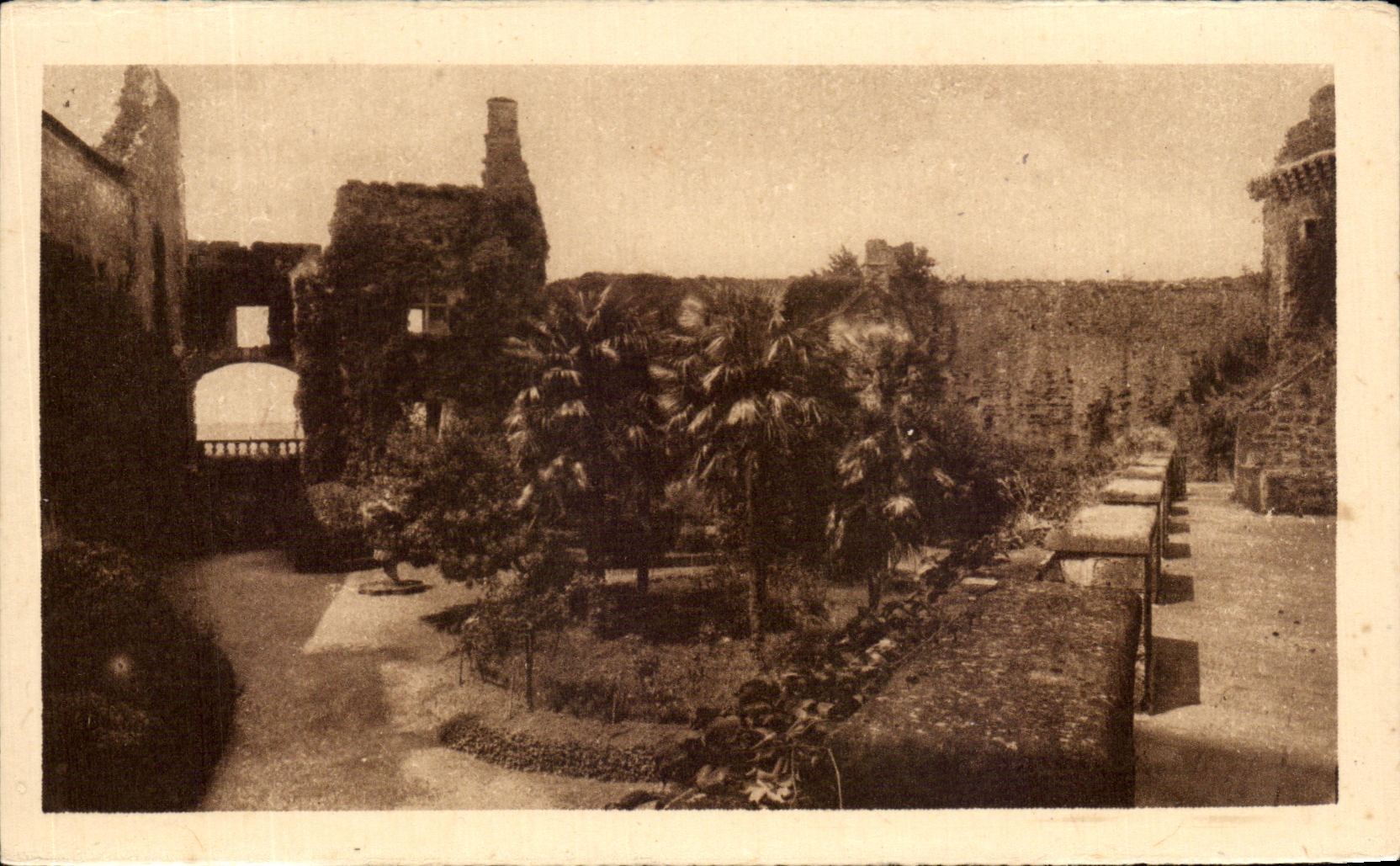 VINTAGE POSTCARD Bretenoux Interior Court Sight of the Balcony