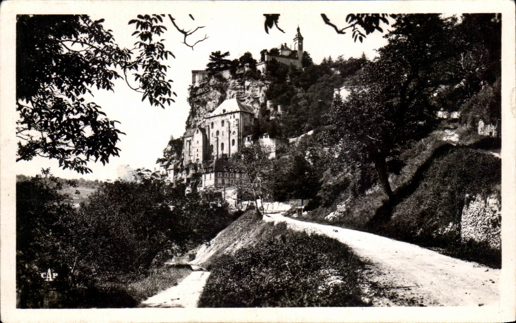 CPA Rocamadour Le Rocher Vu De La Route de Cahors 