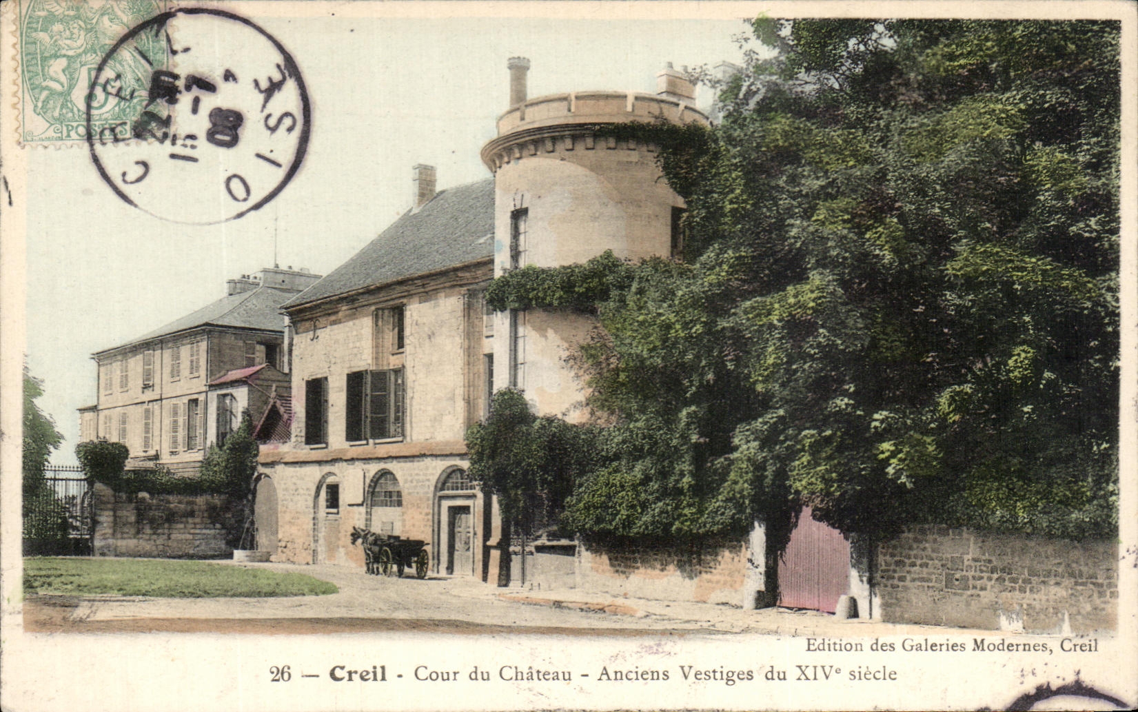 CPA Creil Cour du Chateau Anciens Vestiges