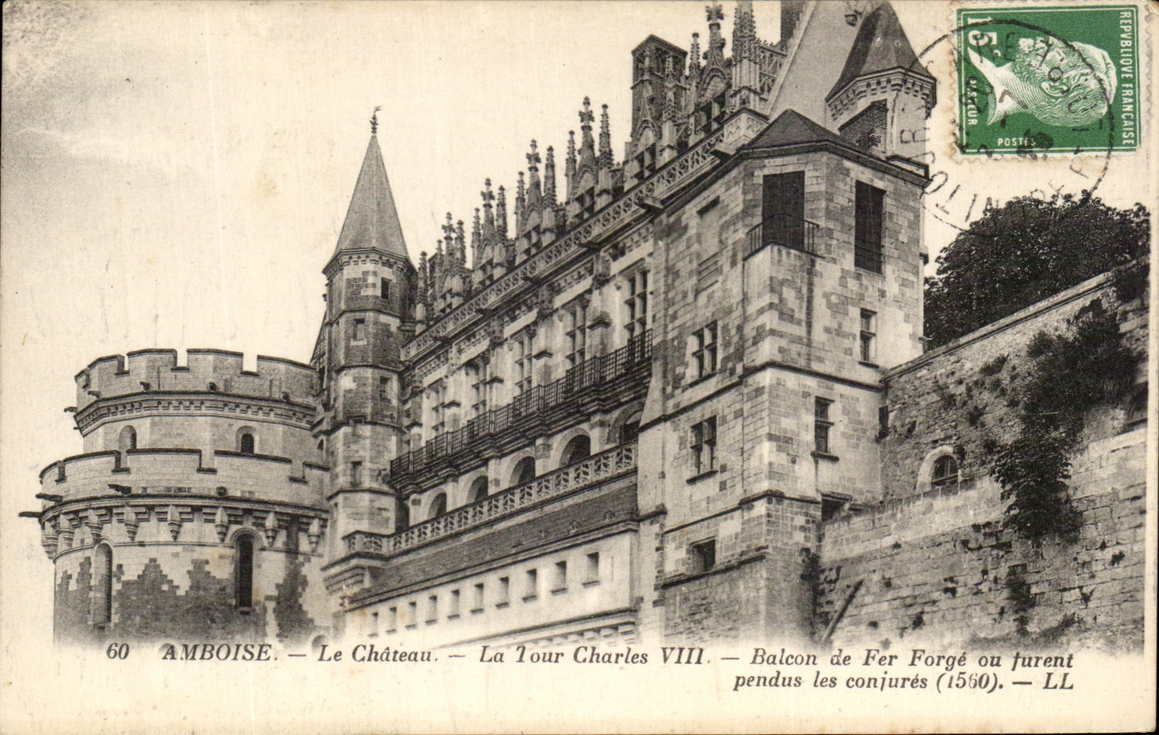 La POSTAL Amboise de la VENDIMIA el castillo el balcon del hierro labrado de Charles VIII de la torre o fue colgada entreat los