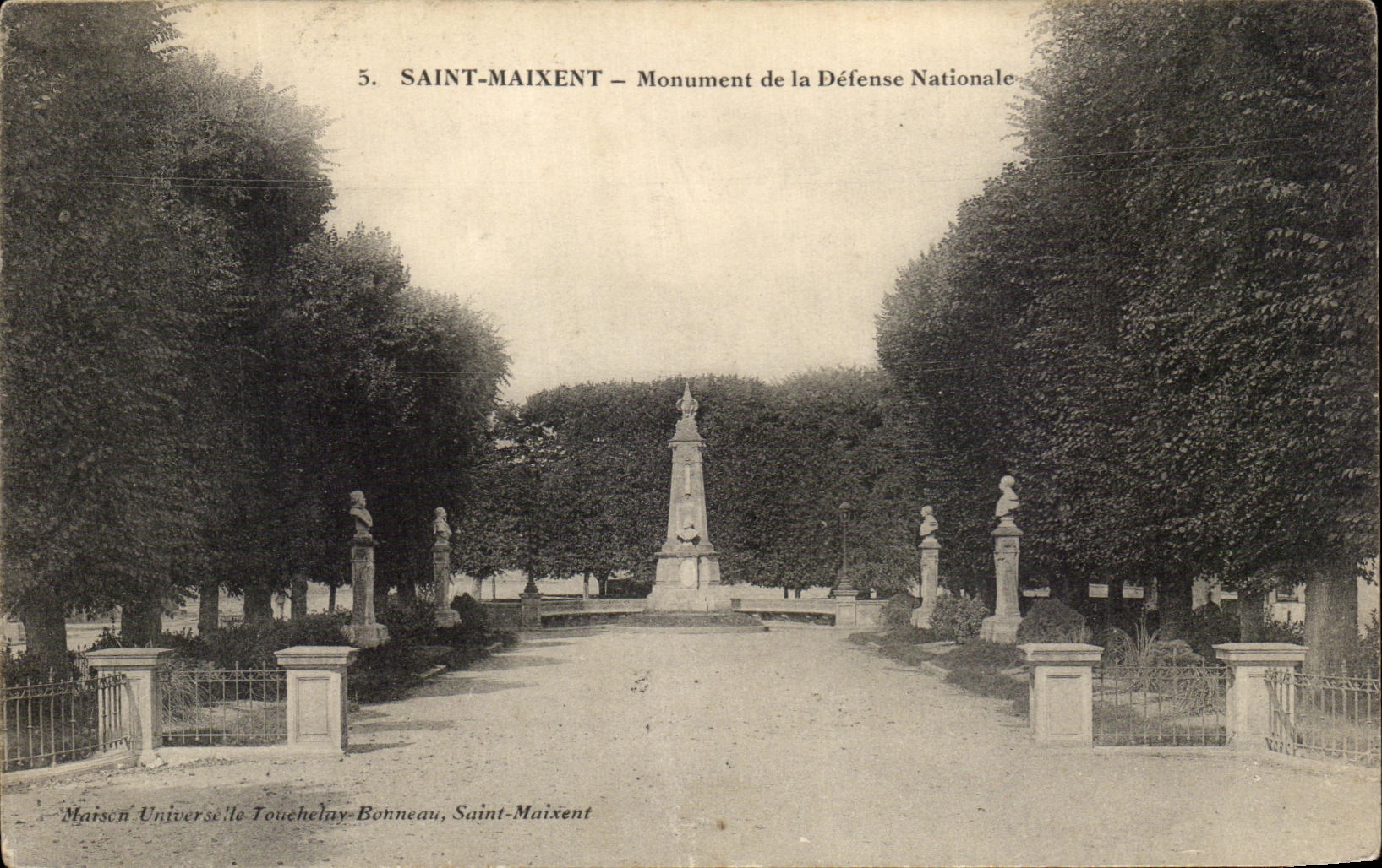 VINTAGE POSTCARD Holy Maixent Monument of Militaria National defense
