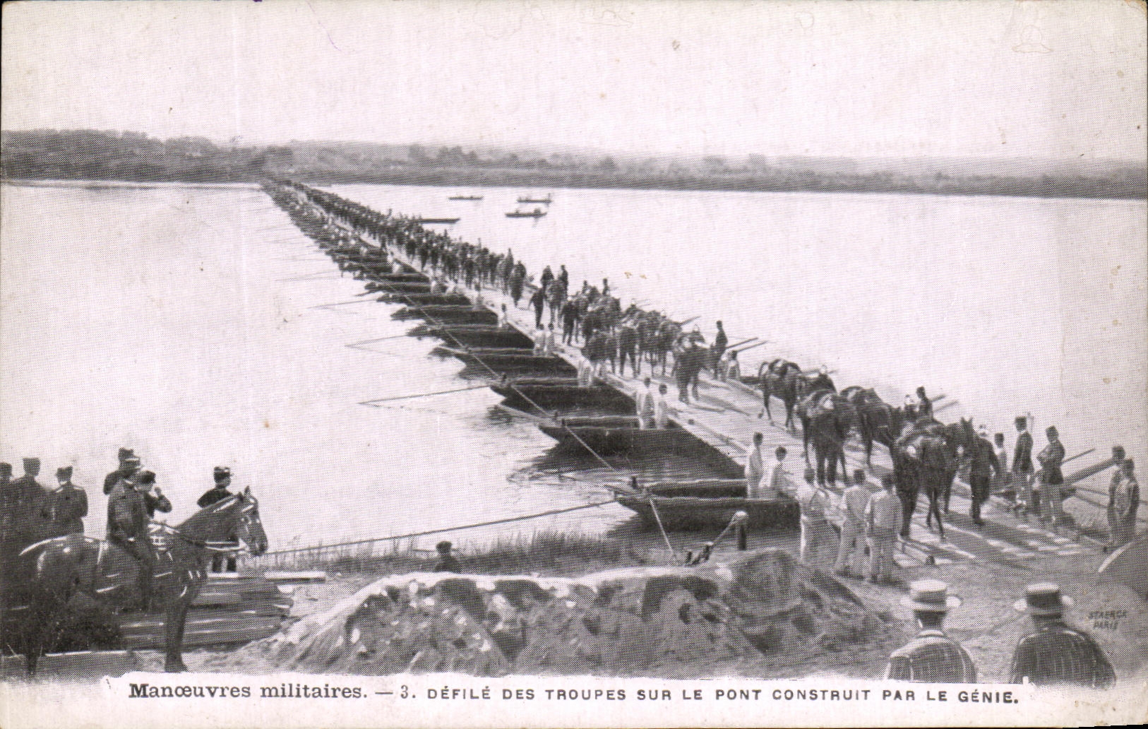 La POSTAL de la VENDIMIA enmarano a tropas en el puente construido por el genio de Militaria