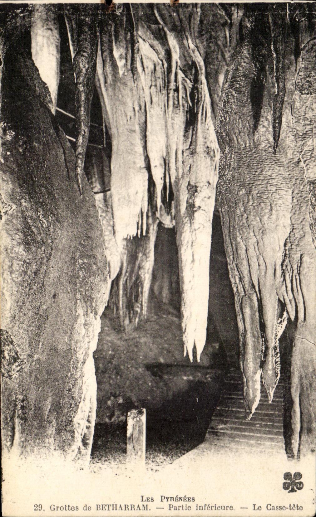 VINTAGE POSTCARD Caves of Betharram the break in head