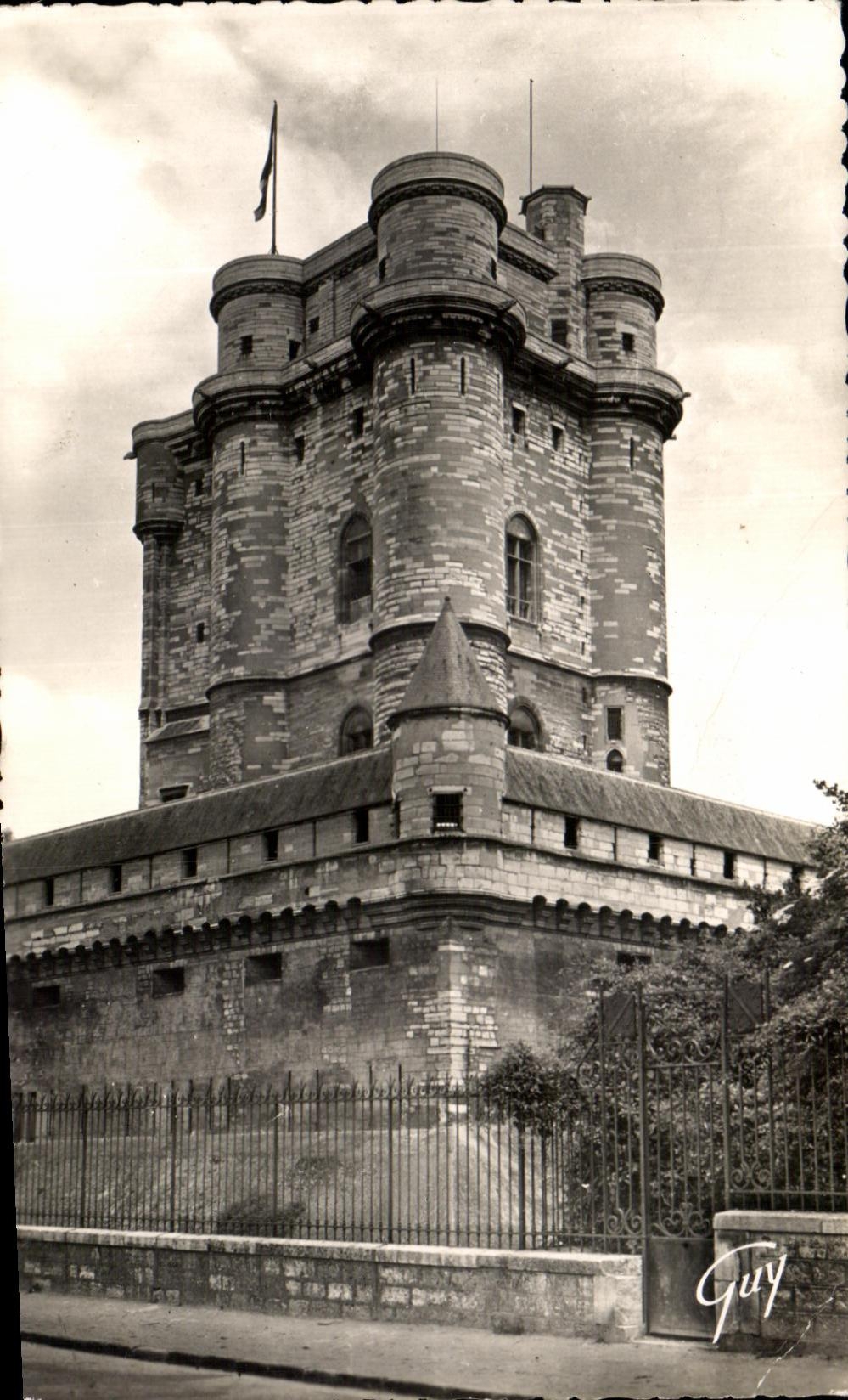 CPSM Vincennes the Castle Keep of and House