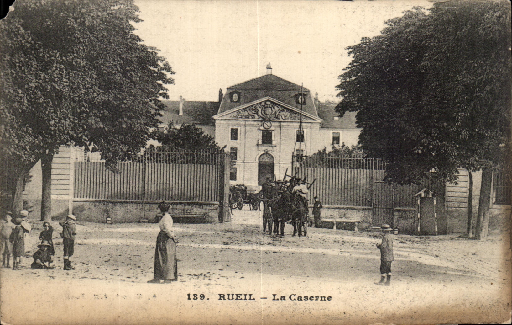 VINTAGE POSTCARD Rueil the Barracks Militaria Children
