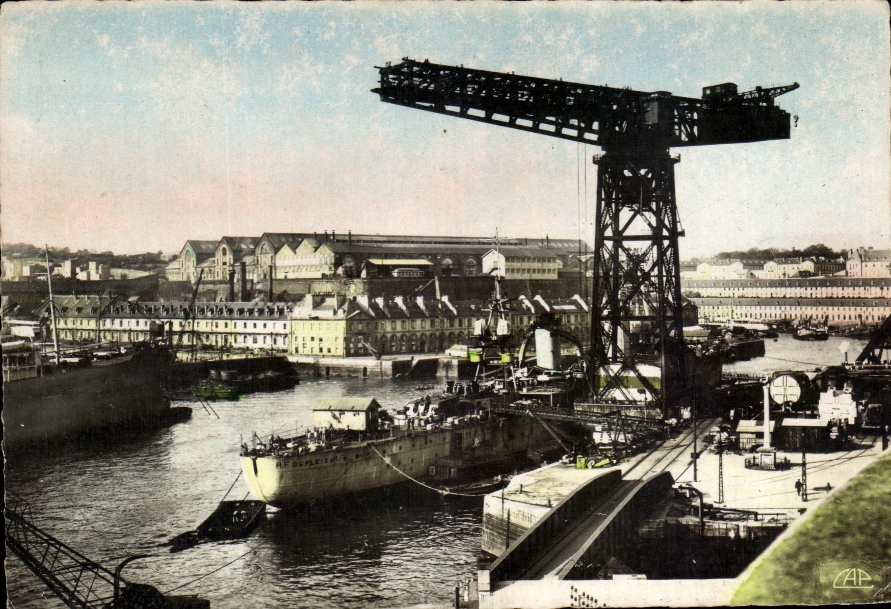 CPSM Brest Croiseur en armement la Grue de L Arsenal Bateau
