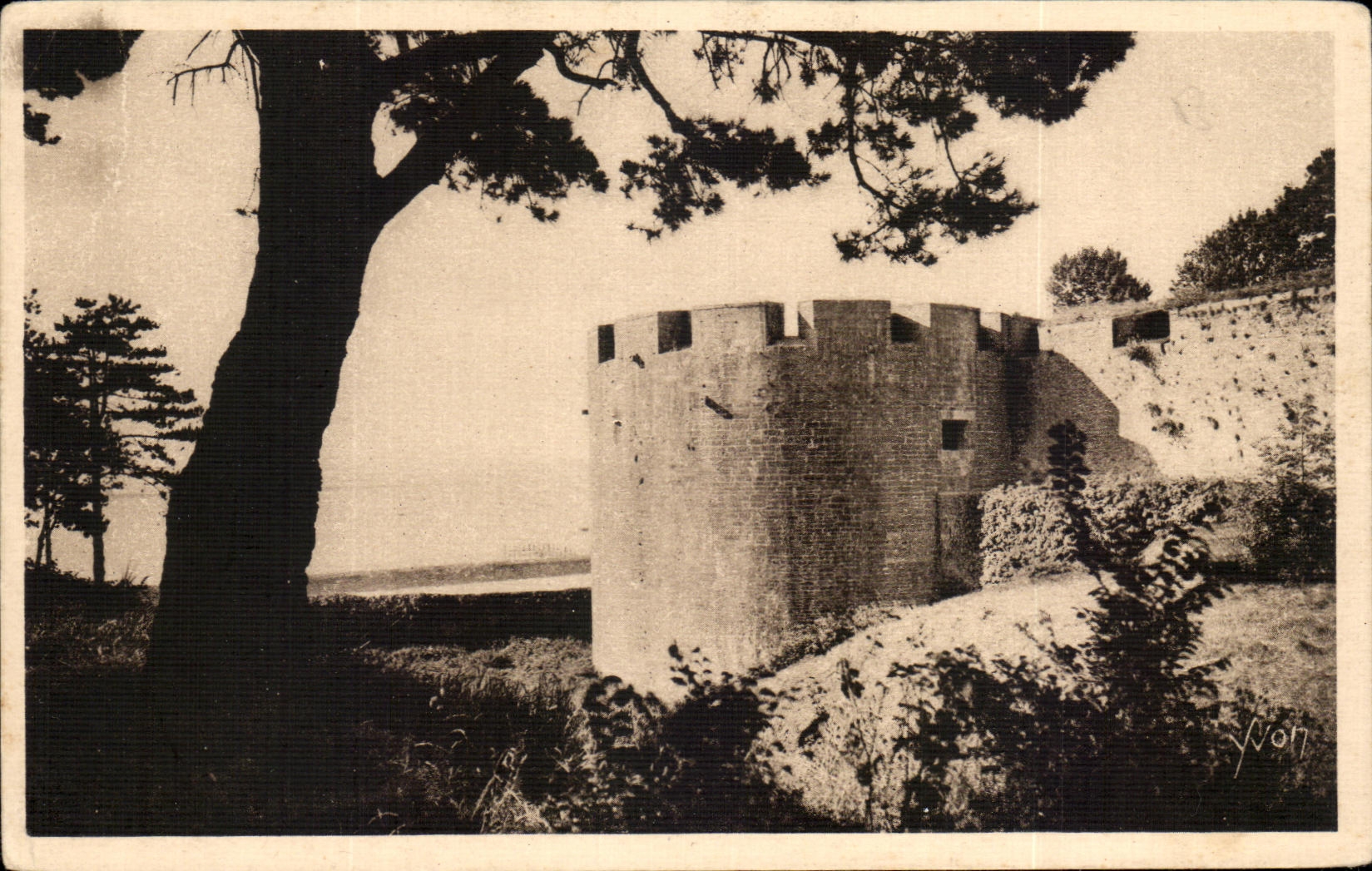 CPA Bretagne Brest Une Tour Du Chateau 