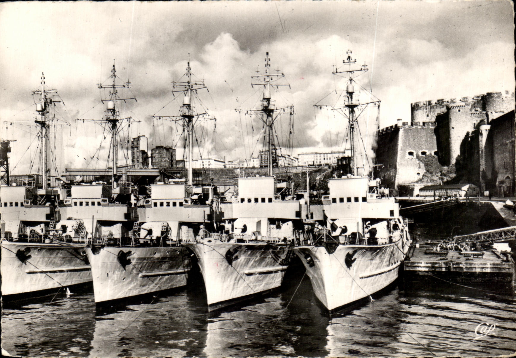 CPA Brest Le Chateau Patrouilleurs A quai Bateaux
