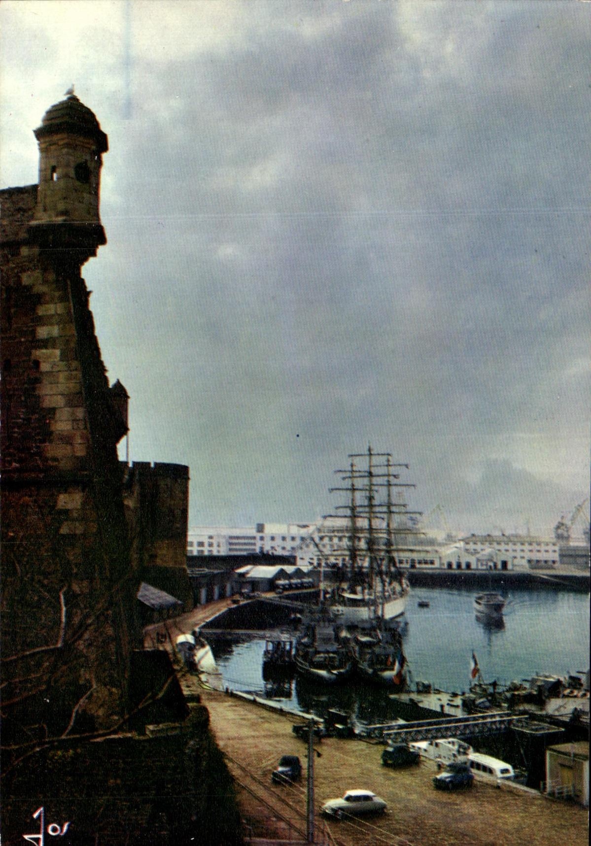 CPM La Bretagne En Couleurs Brest Grand Voilier Sous les Remparts du Chateau Bateau