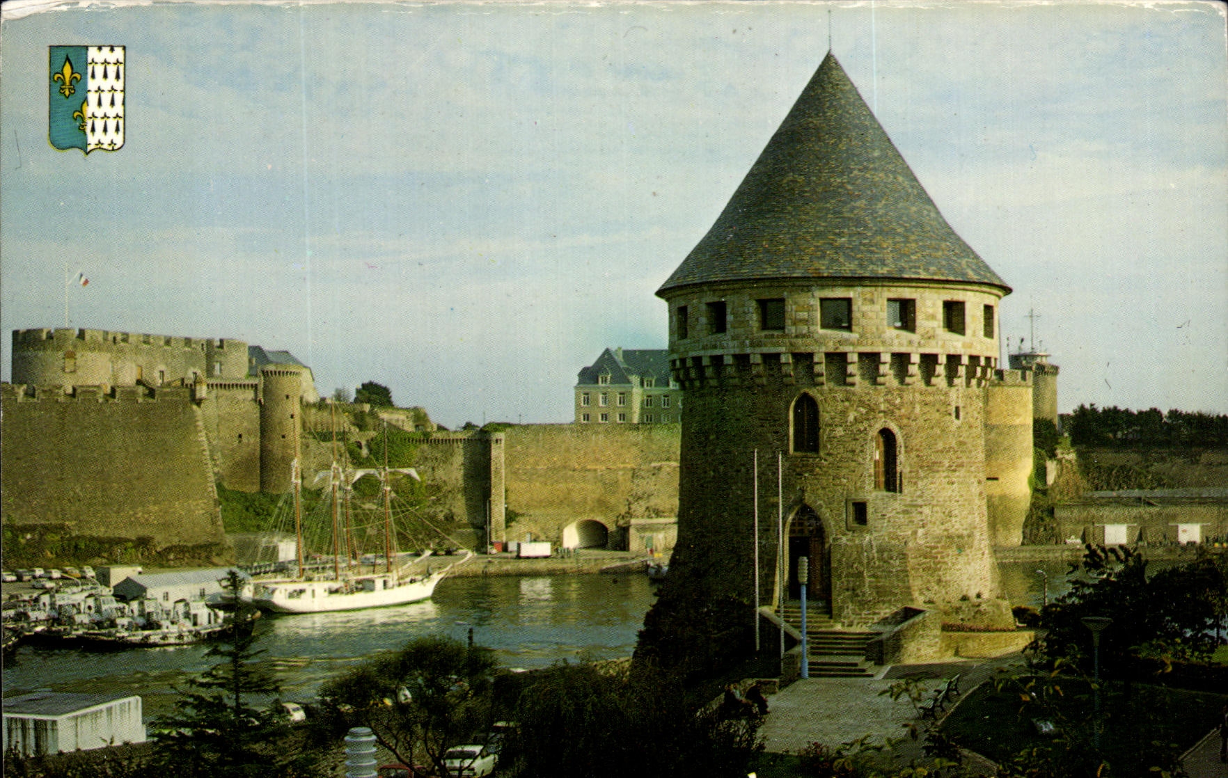 CPM La Tour Tanguy Bateau