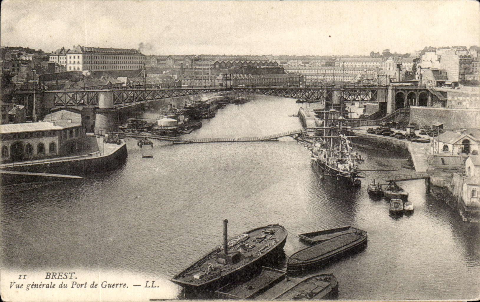 CPA Brest Vue Generale du Port De Guerre Bateaux