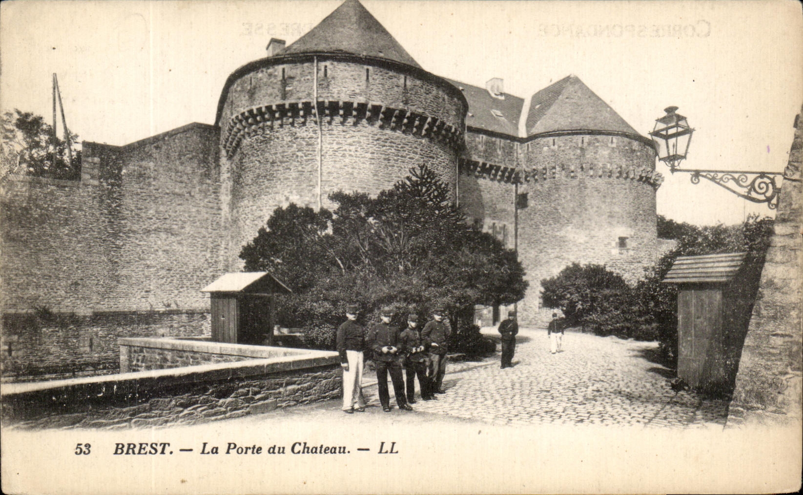 CPA Brest La Porte du Chateau Soldats