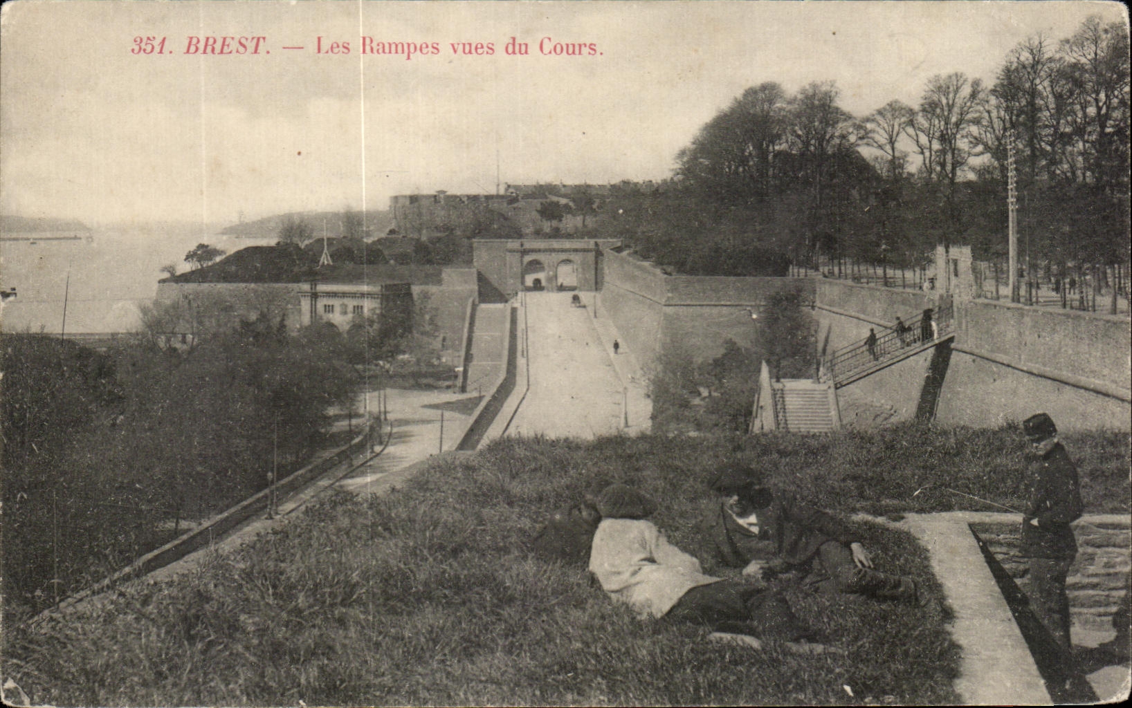 CPA Brest Les Rampes Vues Du Cours Soldat Militaria
