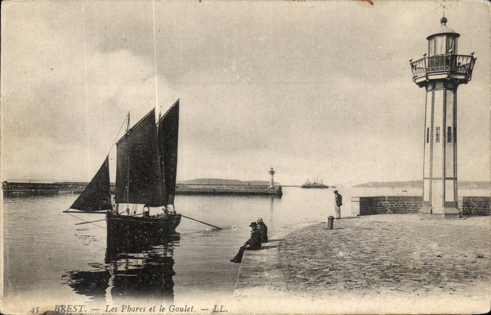 CPA Brest Les Phares et Le Goulet Bateau de peche