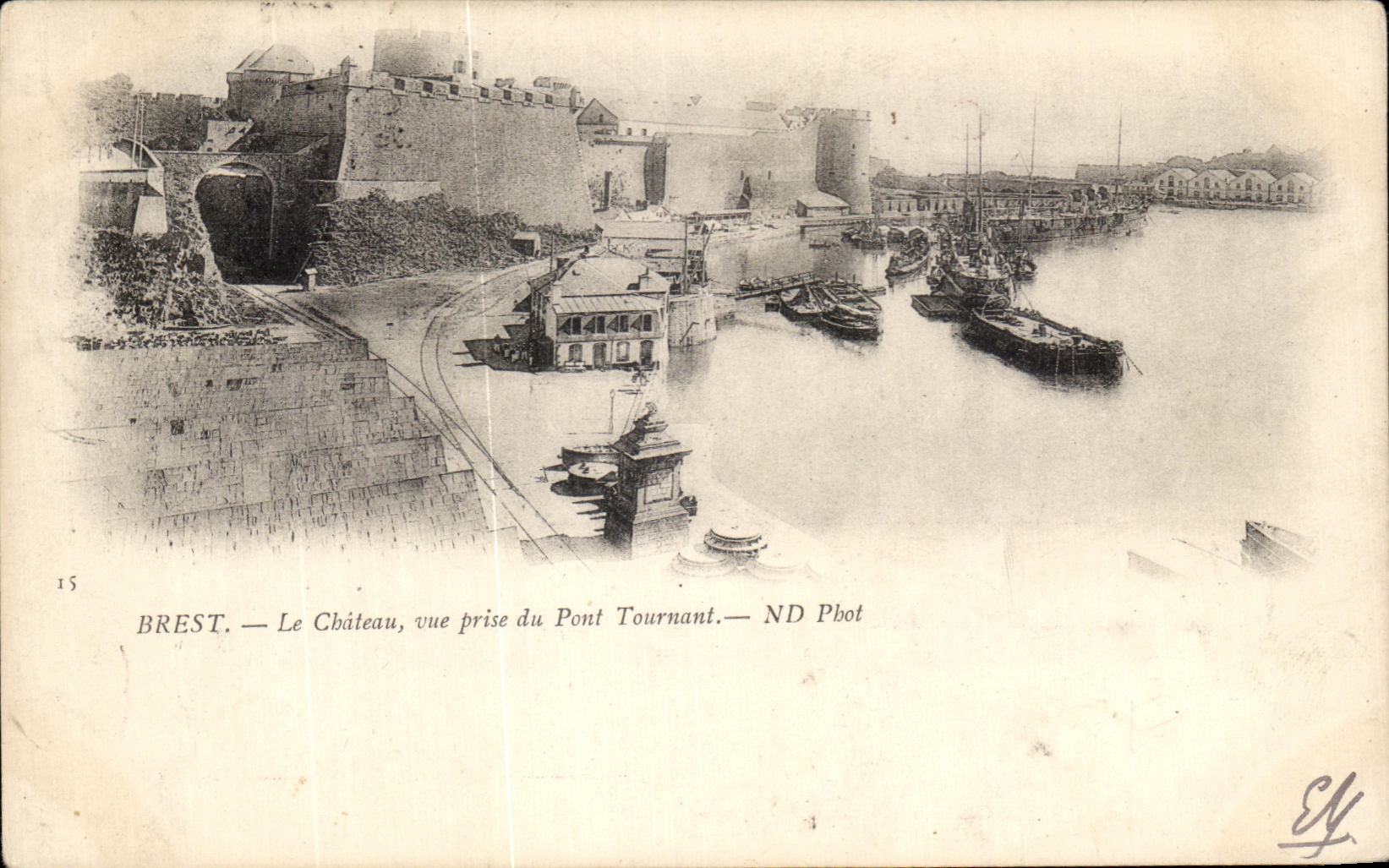 CPA Brest Le Chateau Vue Prise du Pont Tournant Bateaux