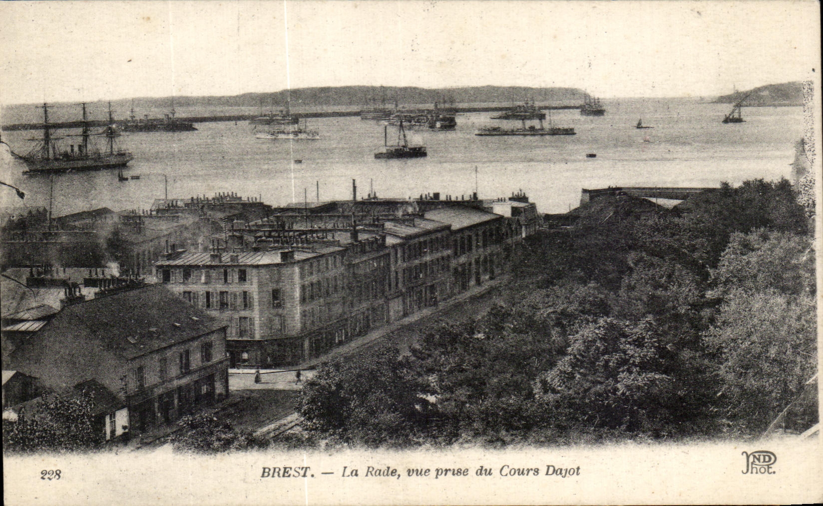 CPA Brest La Rade vue Prise du Cours Dajot Bateaux