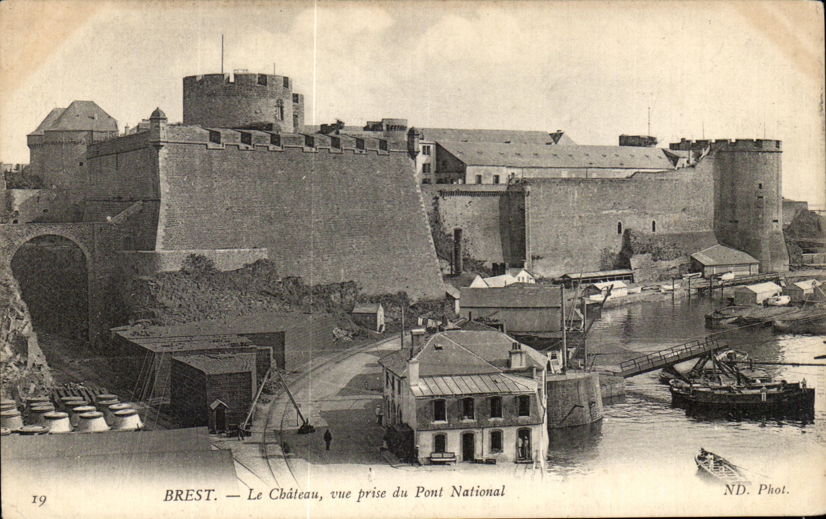 CPA Brest Le Chateau Vue Prise du Pont National 