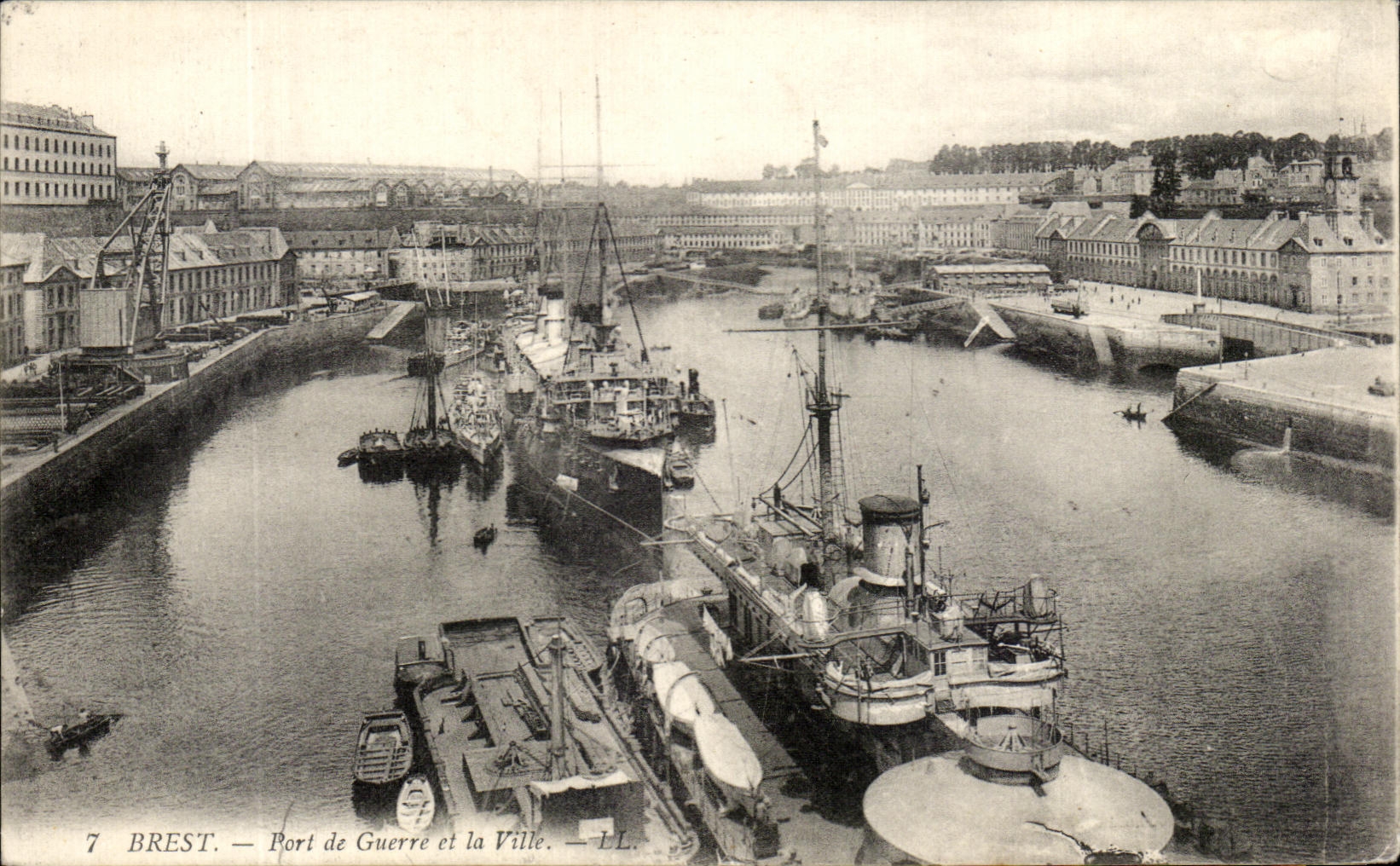 CPA Brest Port de Guerre Et La Ville Bateaux