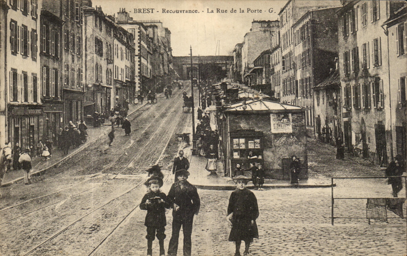 CPA Brest Recouvrance La Rue De La Porte 