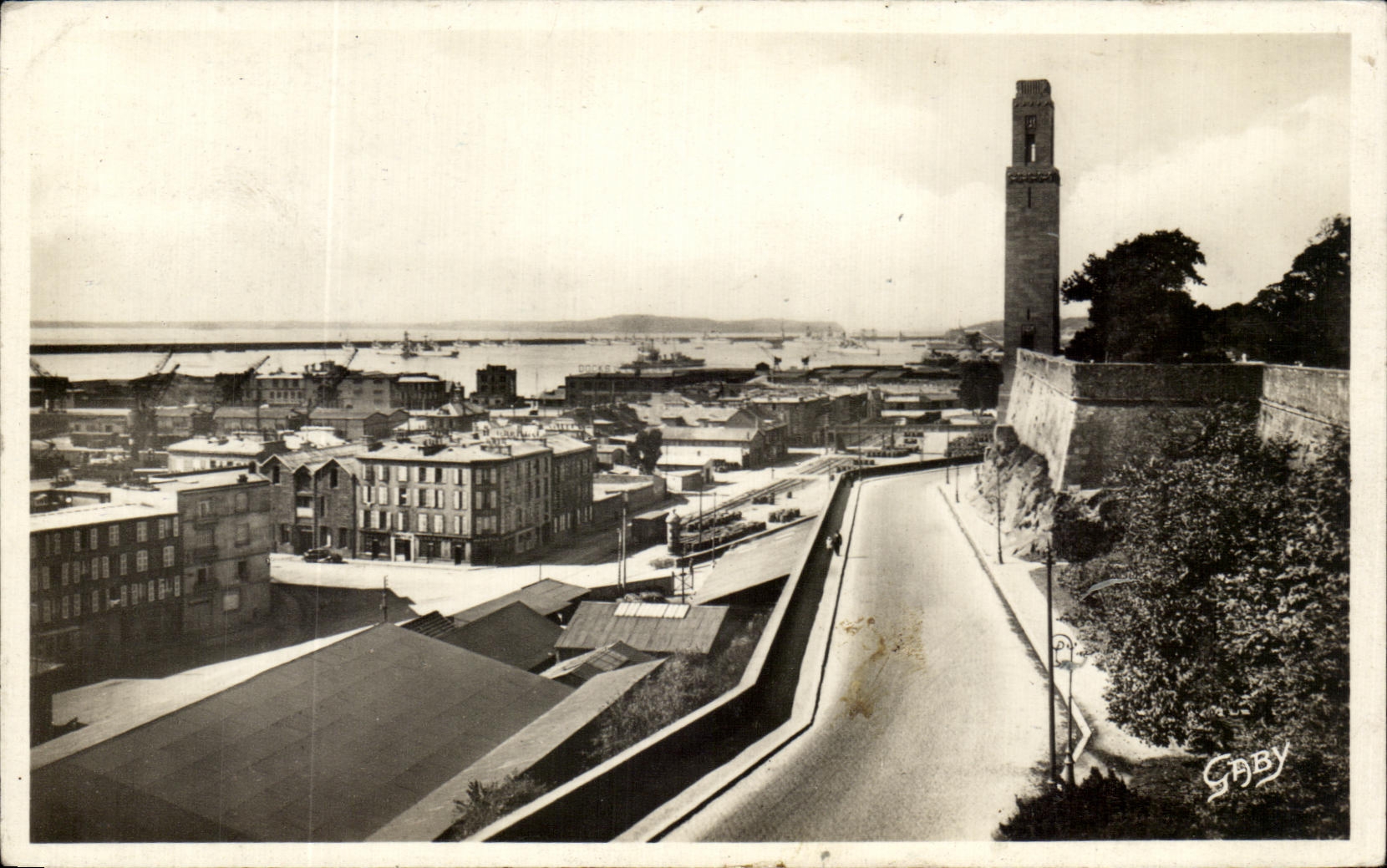 CPSM Brest Les Rampes Du Port De Commercd Et La Rade