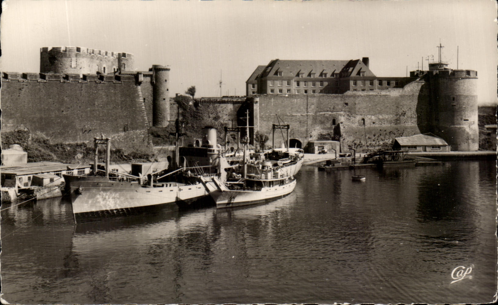 CPSM Brest Le Chateau Et La Prefecture Maritime Bateaux