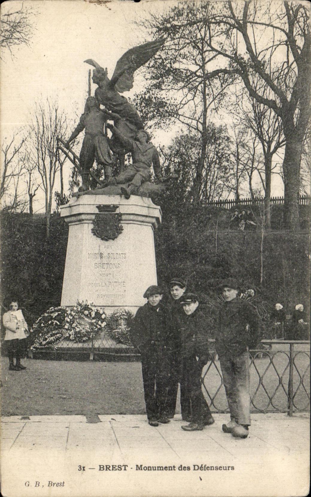 CPA Brest Monument Des Defenseurs Enfants Militaria