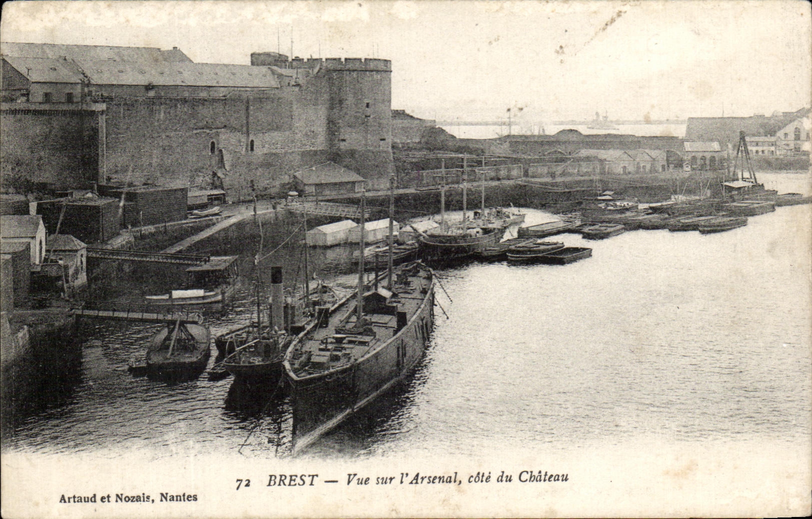 CPA Brest Vue Sur l Arsenal cote Du Chateau Bateau
