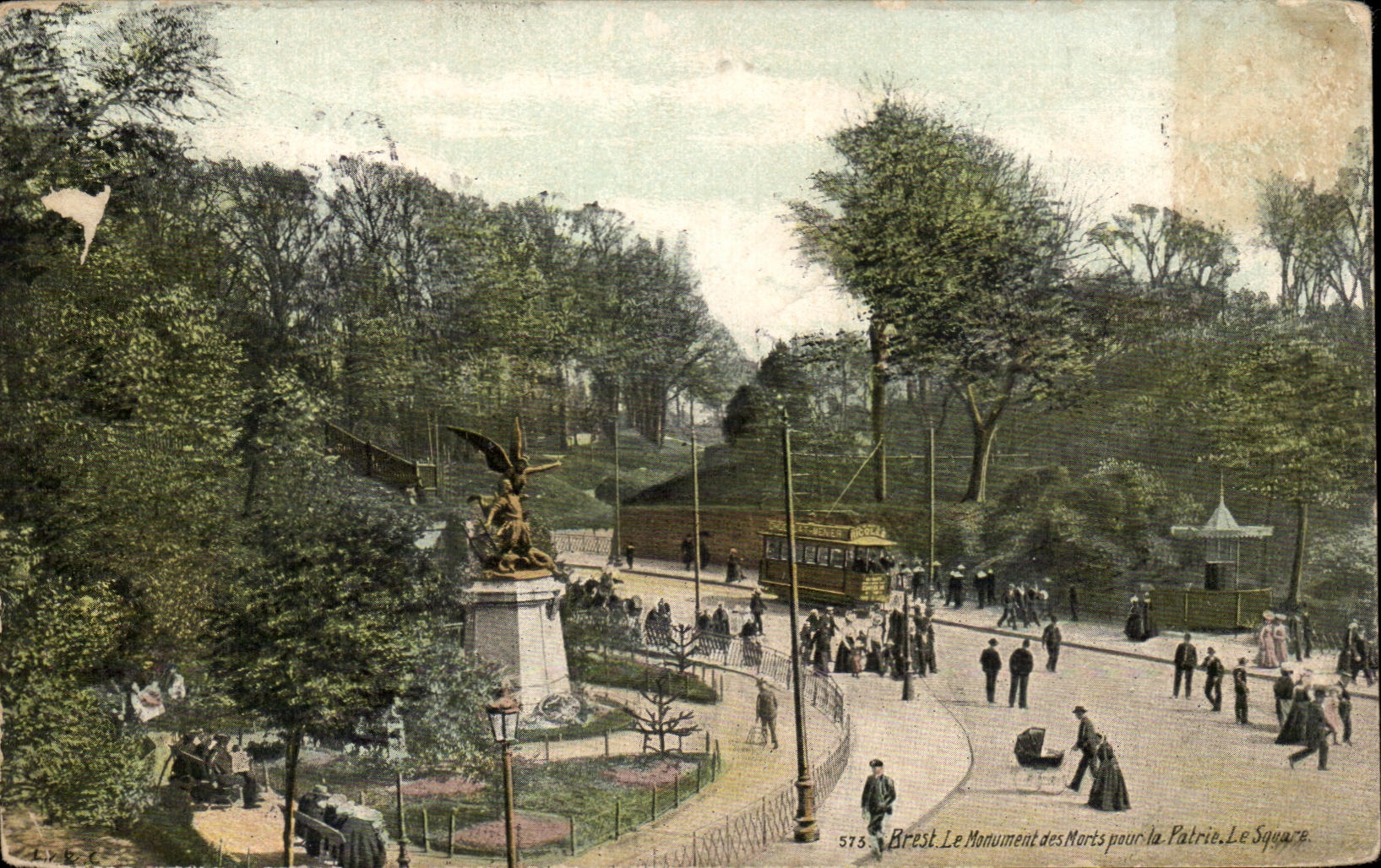 CPA Brest Le Monument des Morts pour la patrie Le square