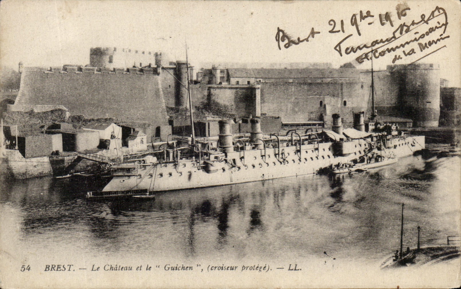 CPA Brest Le Chateau et Le Guichen Croiseur protege Bateau 