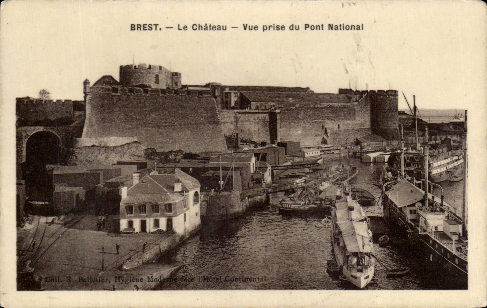 CPA Brest Le Chateau Vue Prise Du Pont National Bateaux