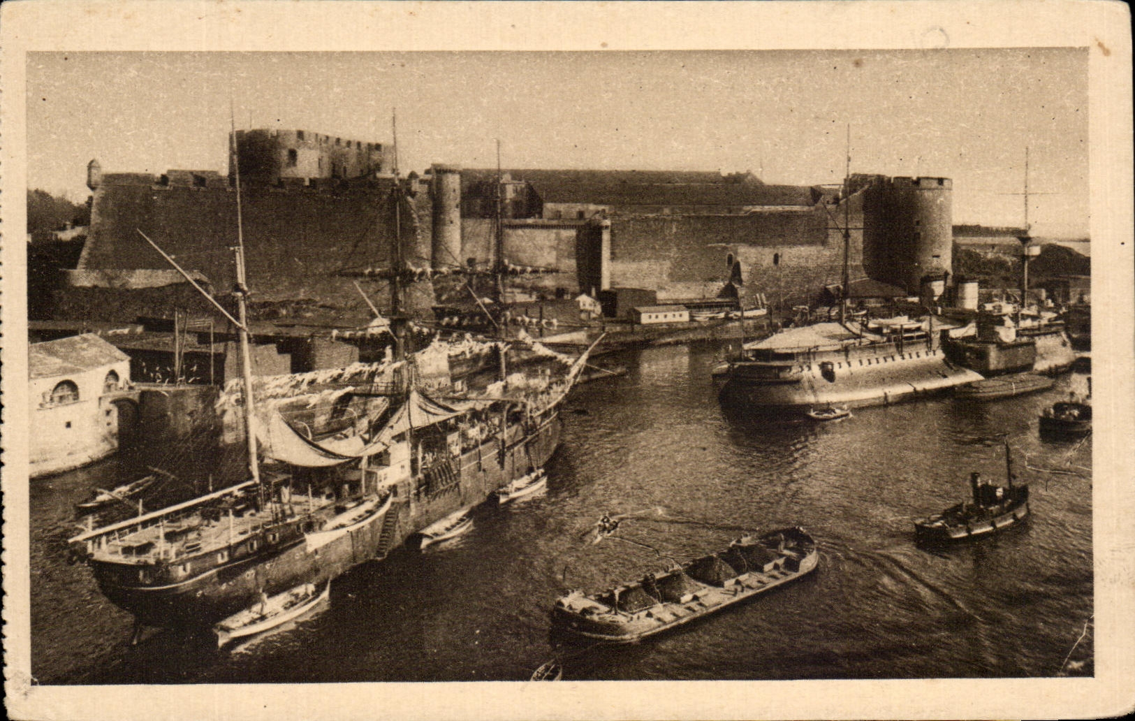 CPA Brest Le Chateau Vu Du Port Bateaux