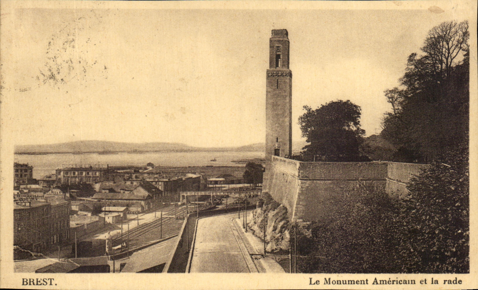 CPA Brest Le Monument American Et La Rade 