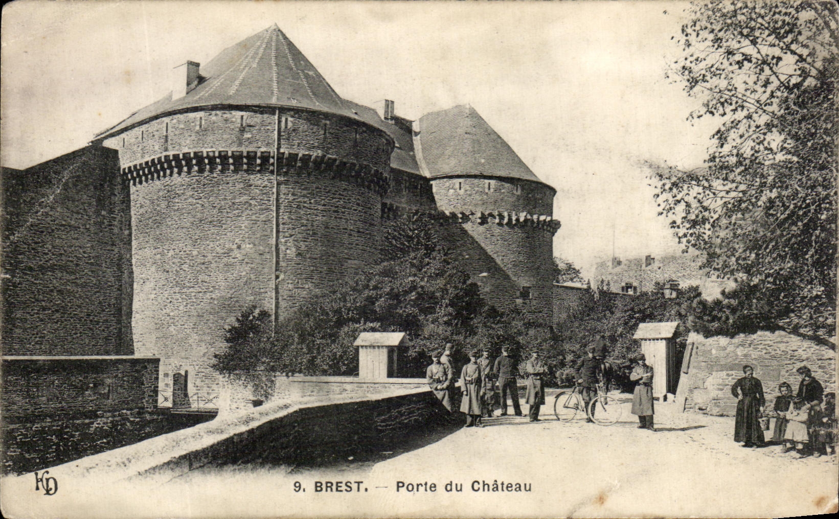 CPA Brest Porte Du Chateau Soldats Militaria Enfants