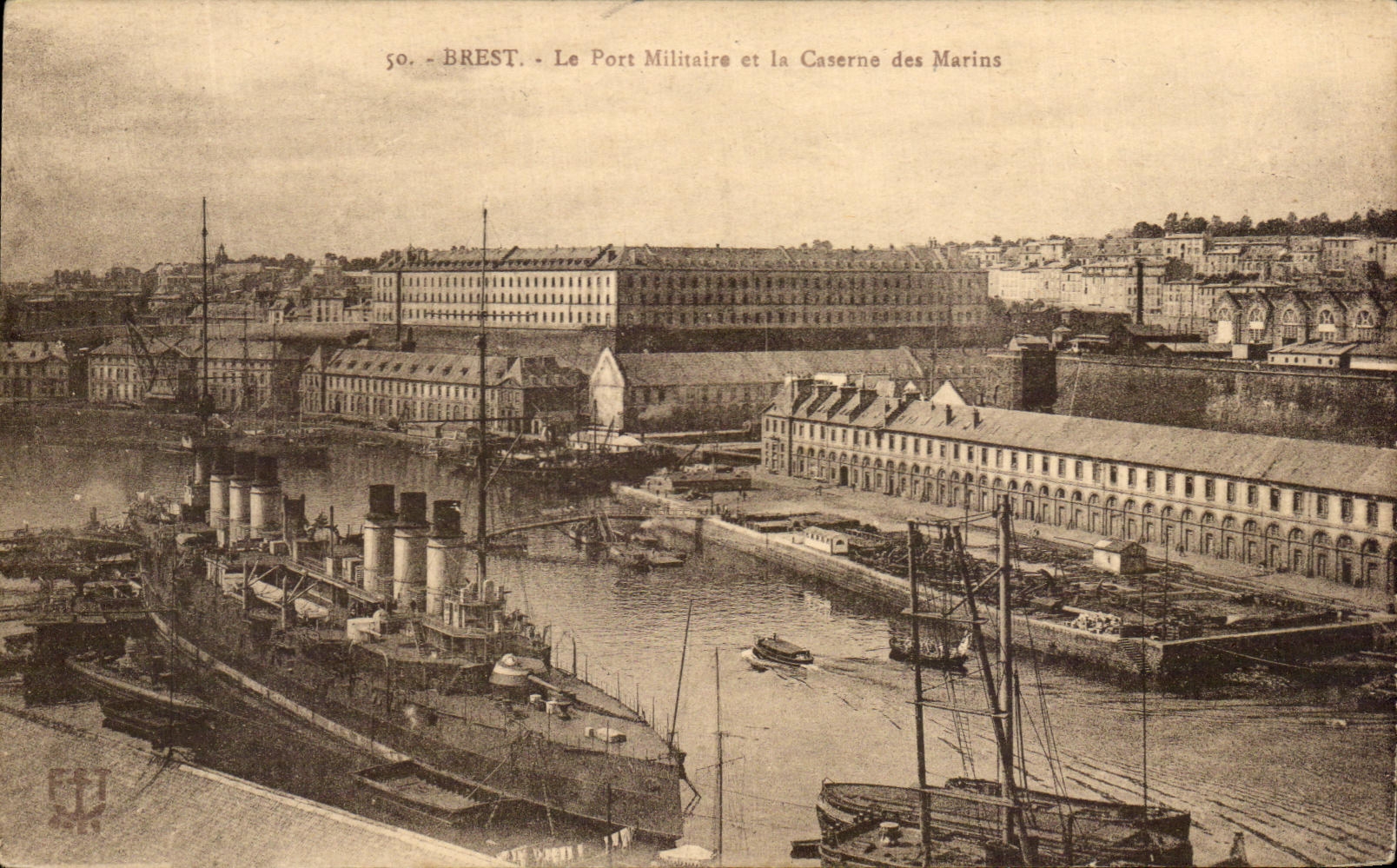 CPA Brest Le Port Militaire Et La Caserne des Marins Bateau