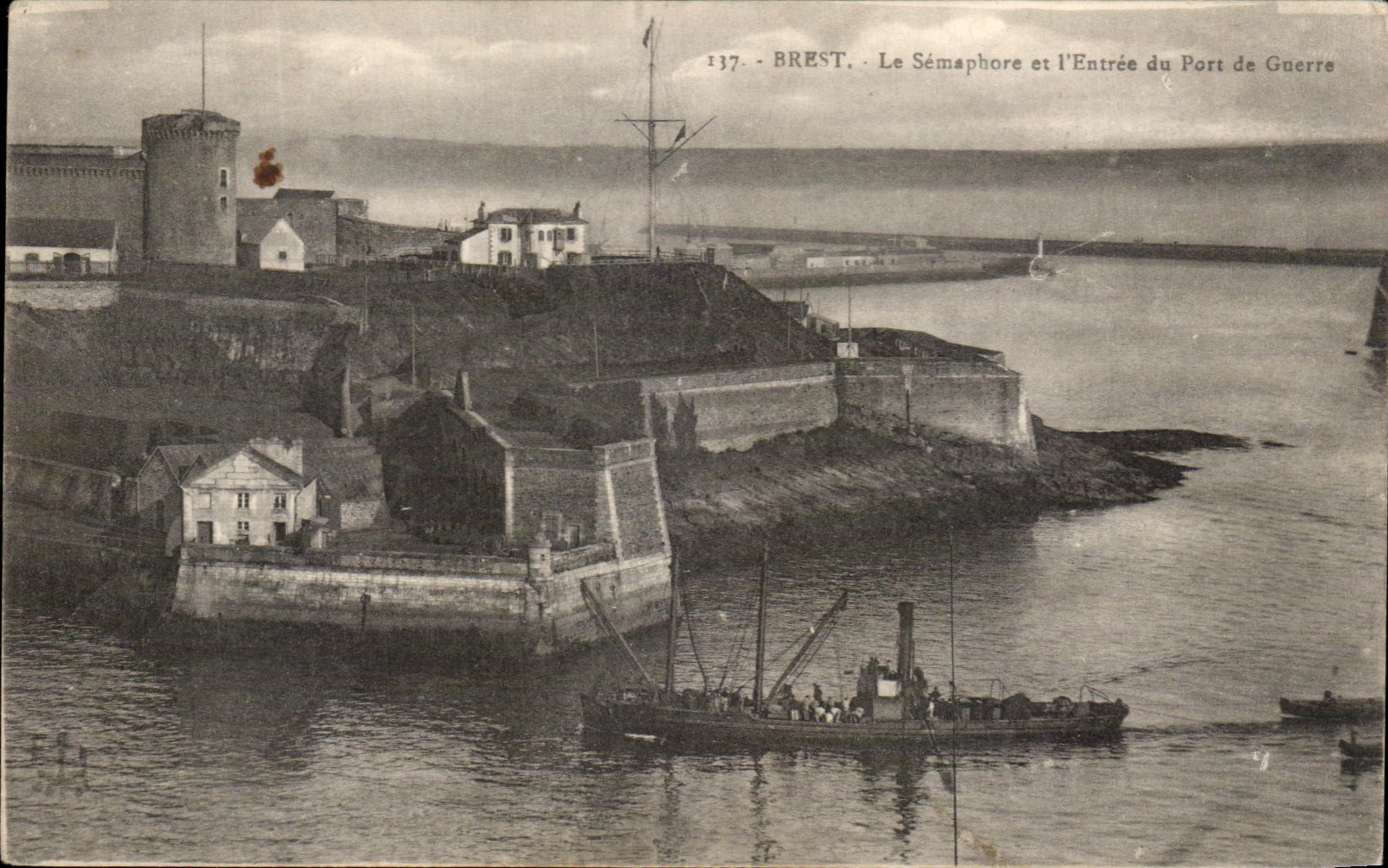 CPA Brest Le Semaphore et L Entree Du Pont De Guerre Bateau