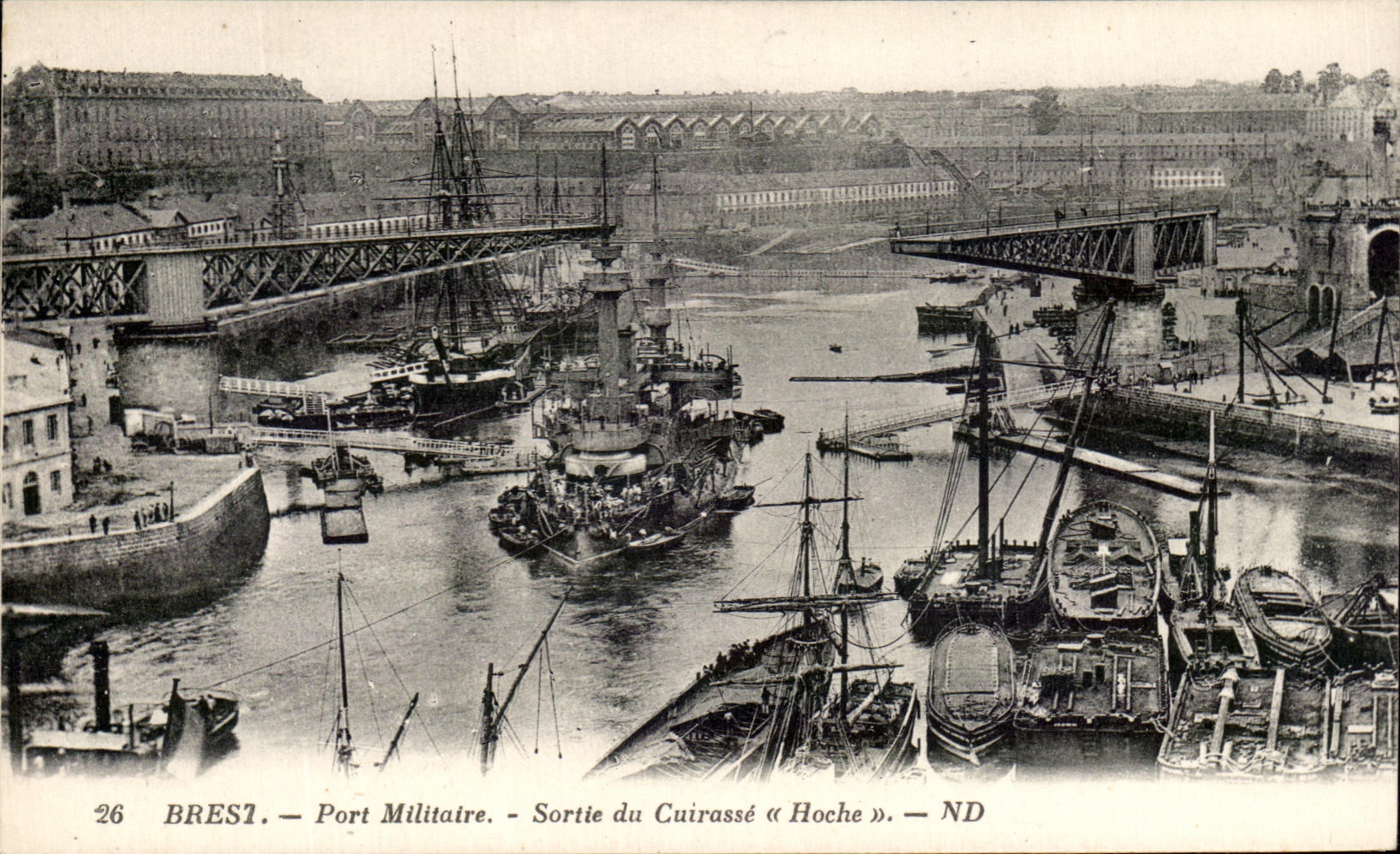 CPA Brest Port Militaire Sortie du cuirasse Hoche Bateaux