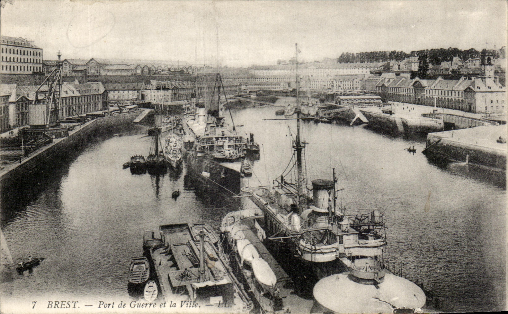 CPA Brest Port de Guerre Et La Ville Bateaux