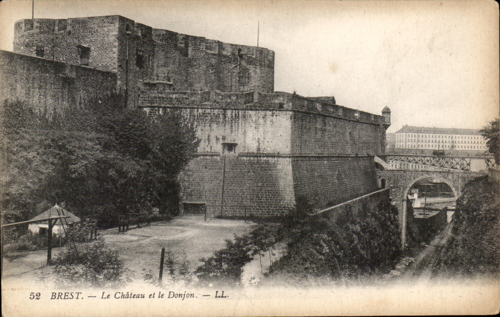 CPA Brest Le Chateau Et Le Donjon