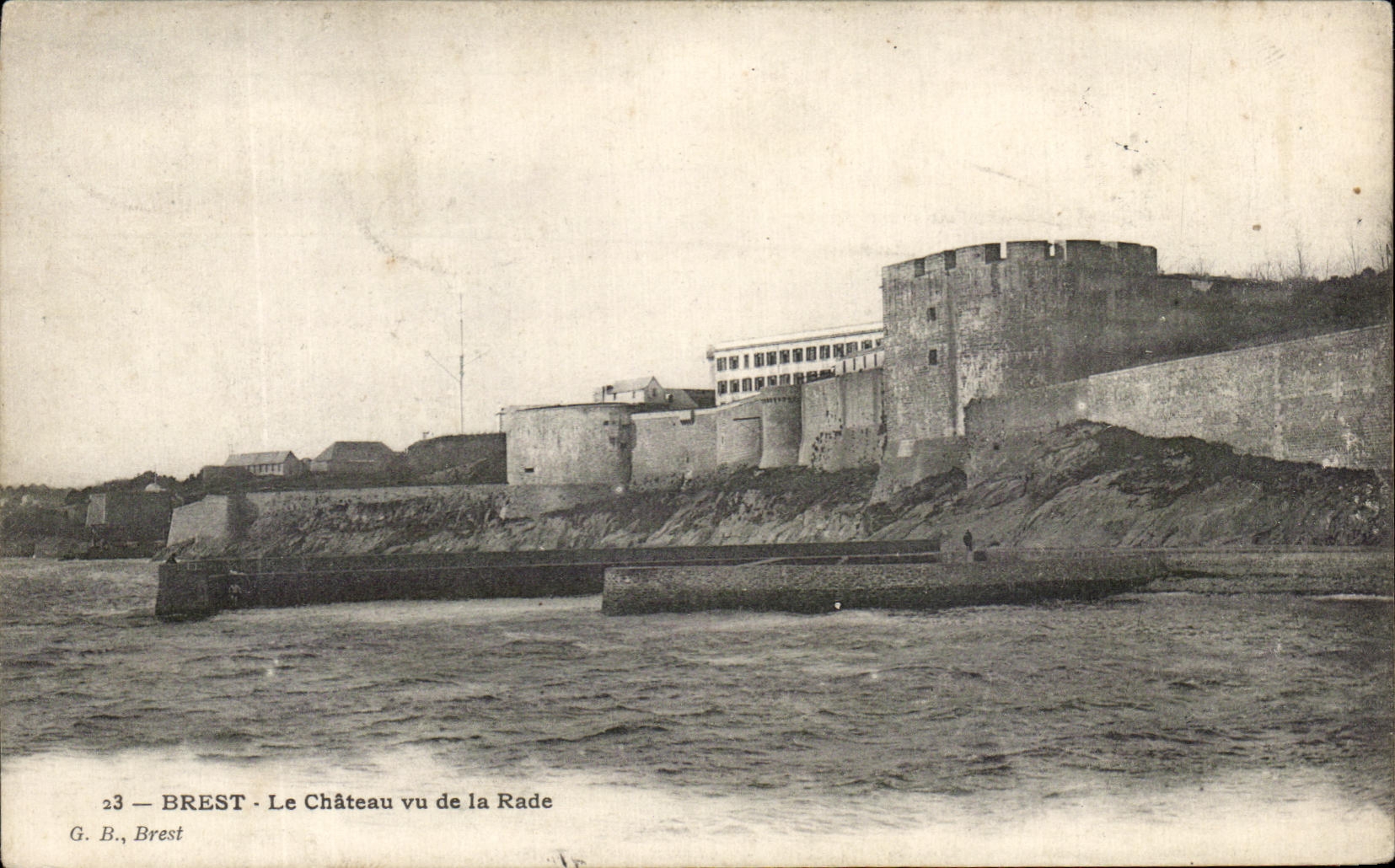 CPA Brest Le Chateau Vu De La Rade 