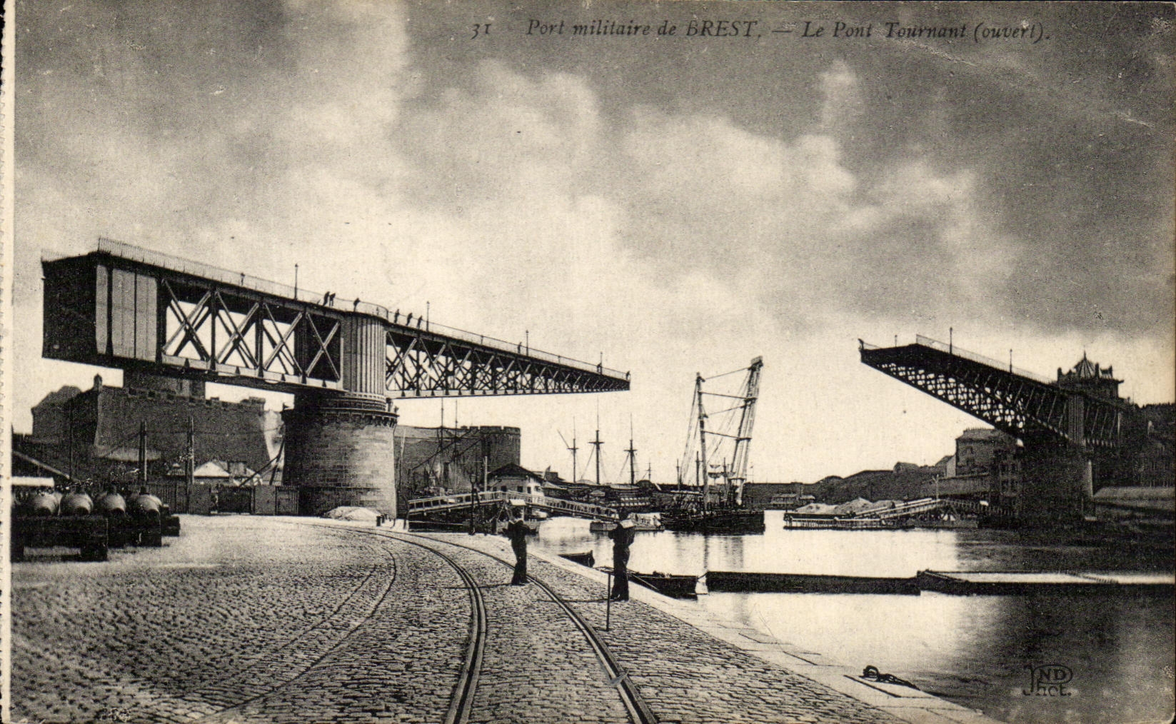 CPA Port Militaire De Brest Le pont Tournant Bateaux