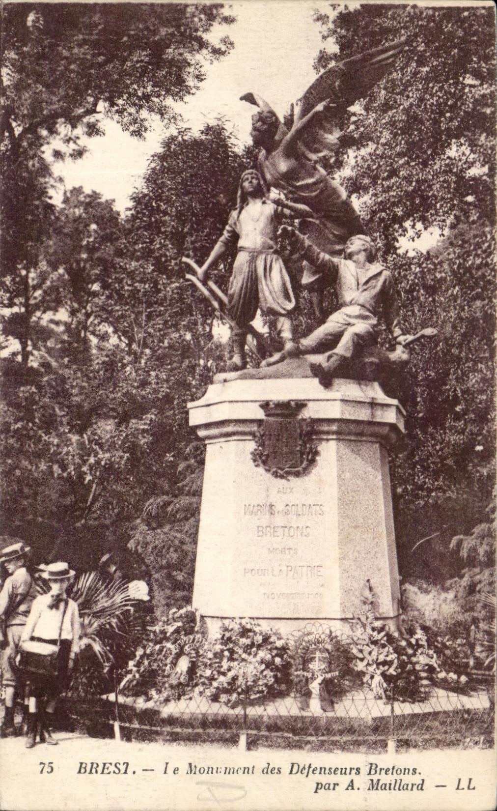 CPA Brest Le Monument Des Defenseurs bretons Militaria