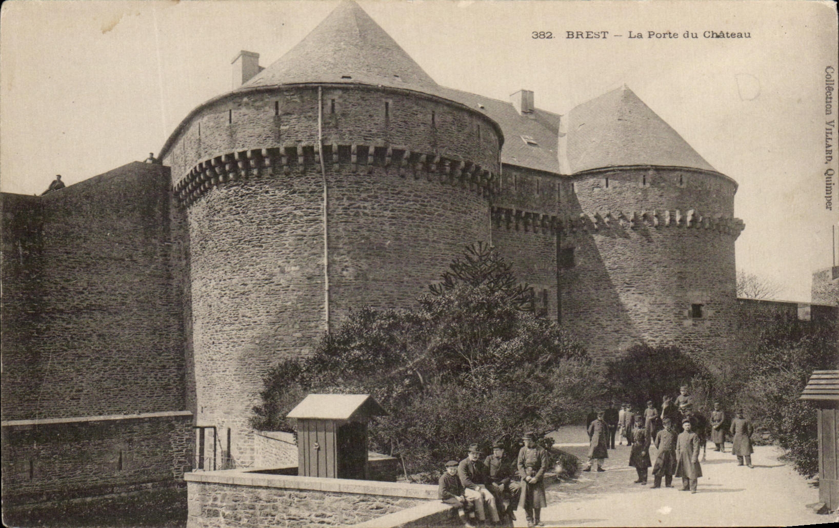 CPA Brest La Porte du Chateau Soldats Militaria