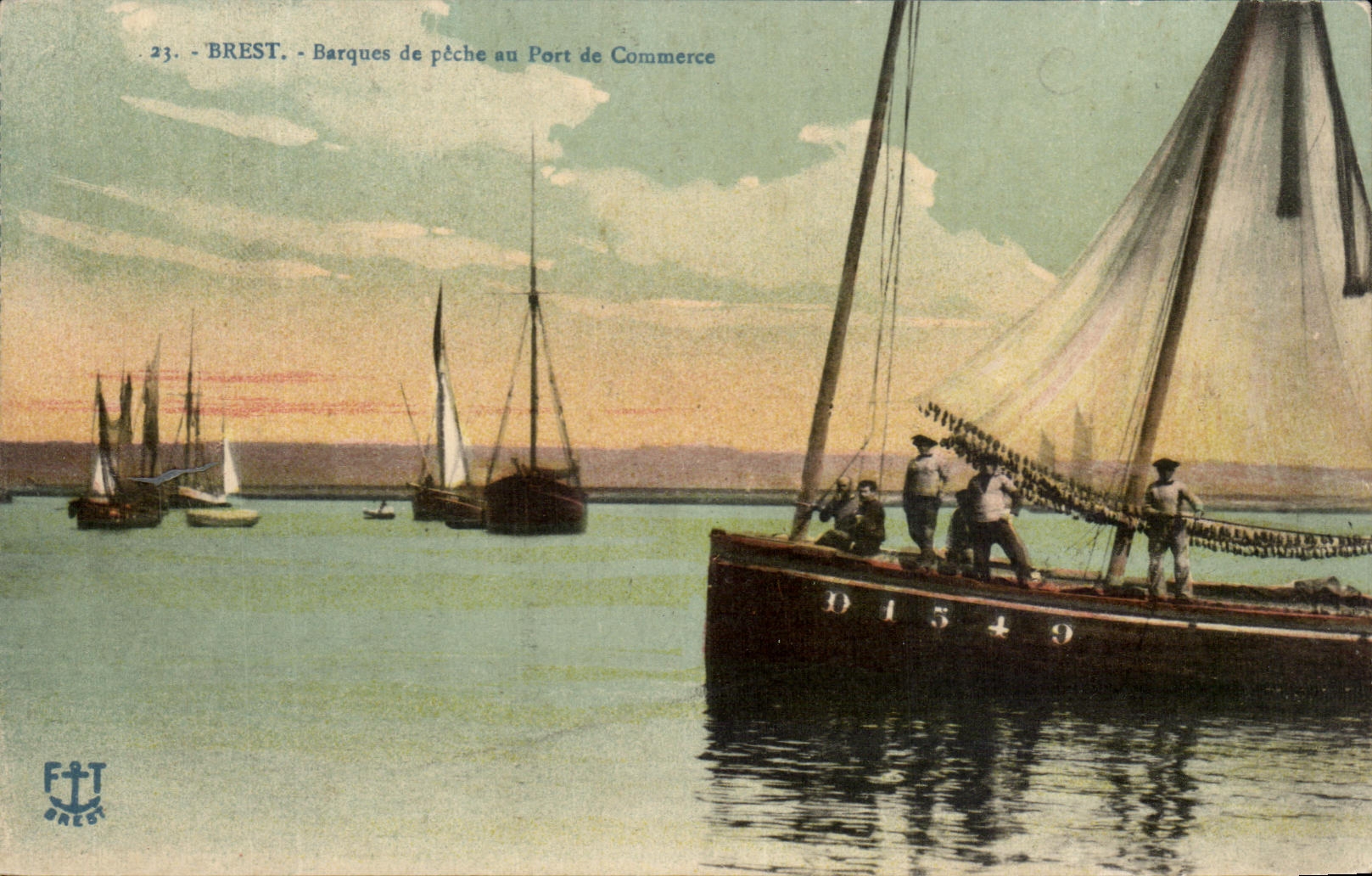CPA Brest Barques de Peche Au Port De Commerce Bateaux