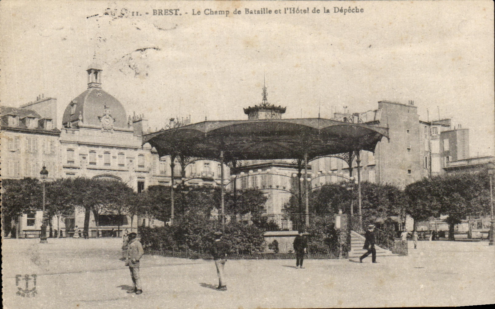 CPA Brest Le Champ de Bateille Et L Hotel de La Depeche