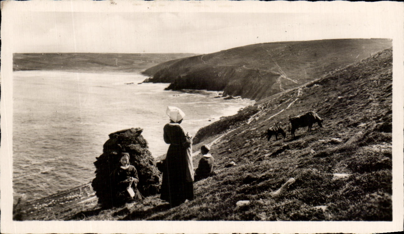 CPSM Scenes Et Types Bretons Tricoleuses a La Pointe du Raz Et Baic des Trepasses