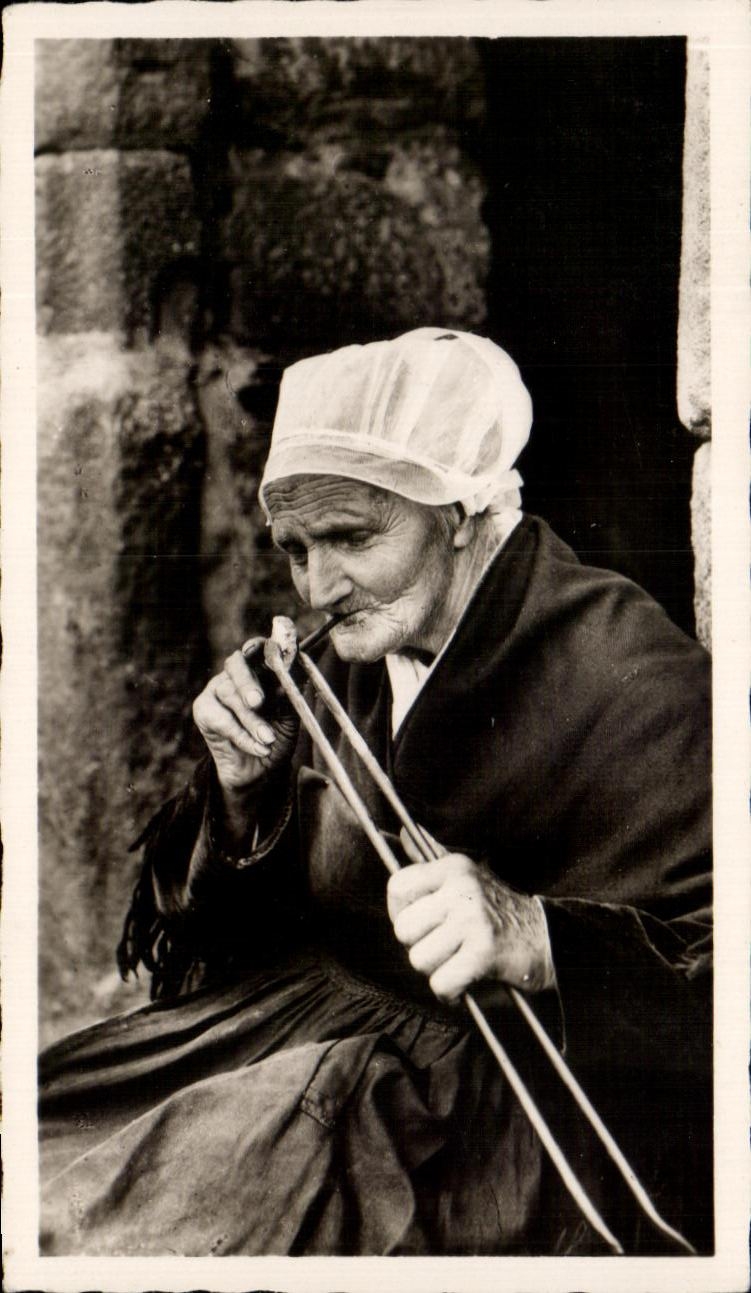 CPA Scenes Et Types Bretons Vieille femme allumant sa pipe Folklore Costume 