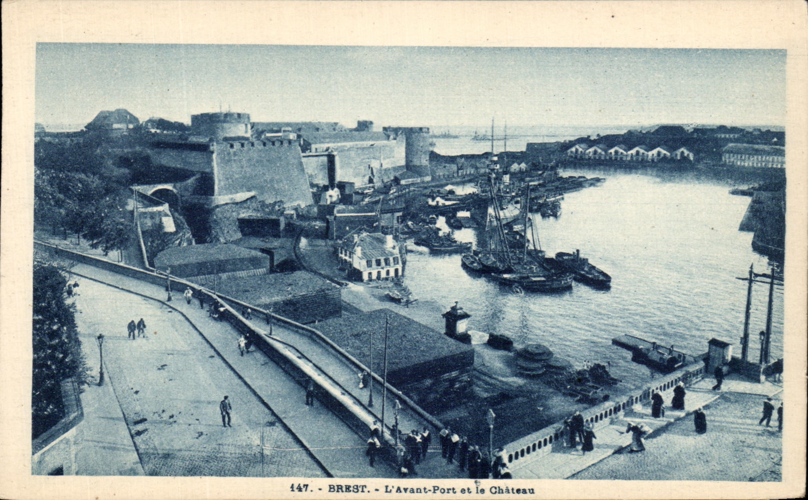 CPA Brest L Avant Port et Le Chateau Bateaux