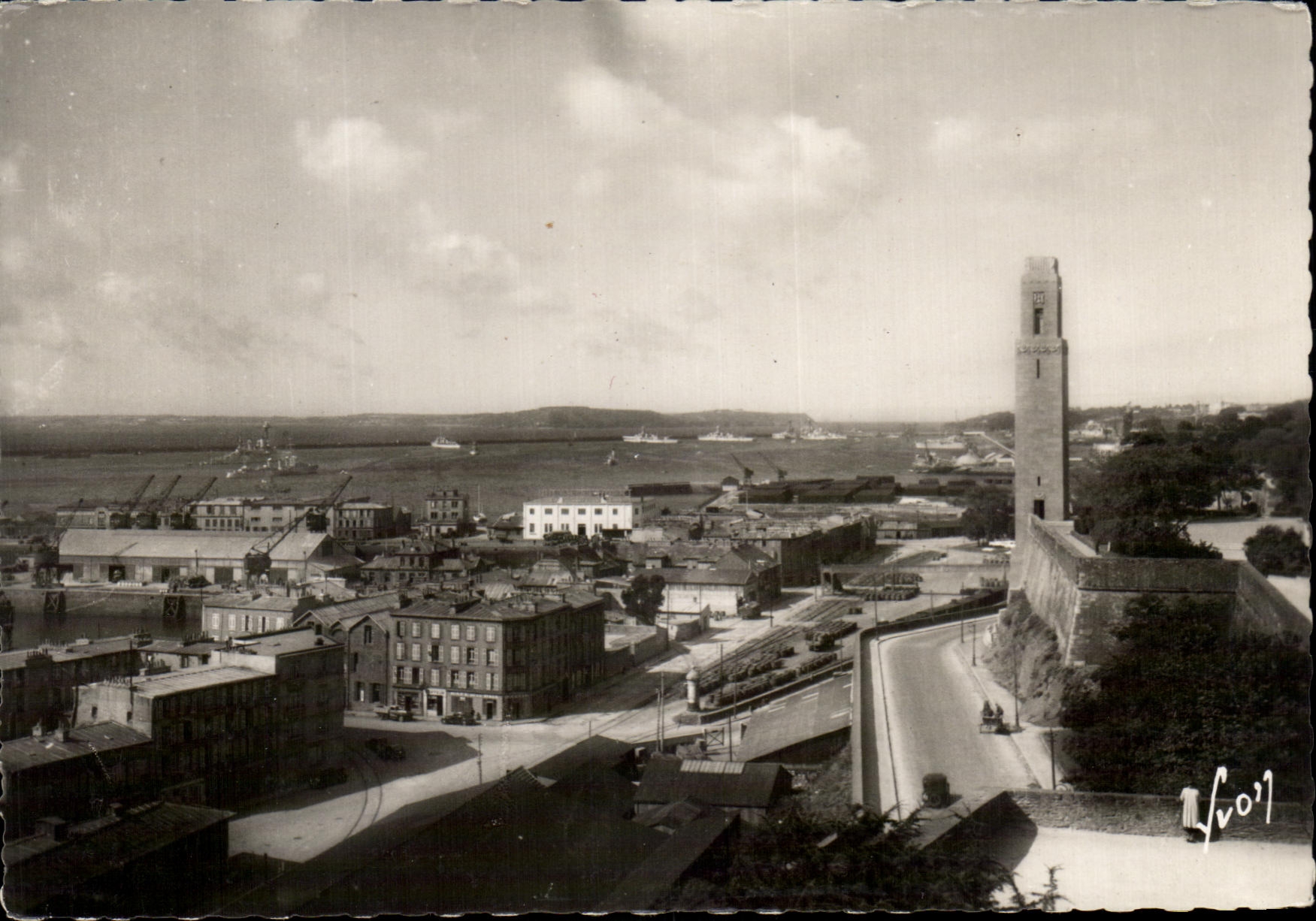 CPM Brest Monument Commemoratif Americian et La Rade 