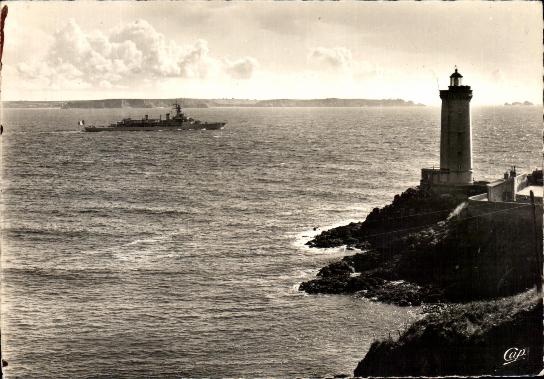 CPSM Brest Le Phare du Minou et sortie du Jeanne d arc Bateau